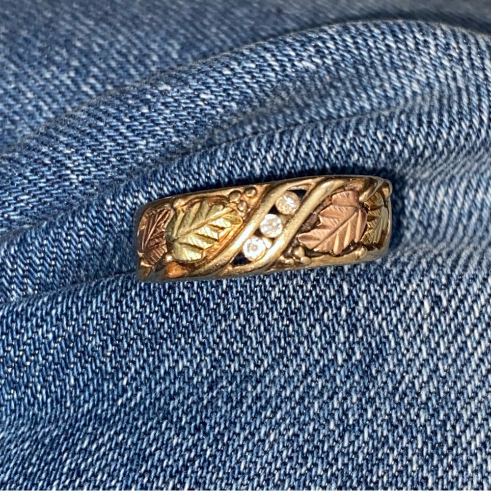 Gold Leaf Pattern Ring with Diamond Accents